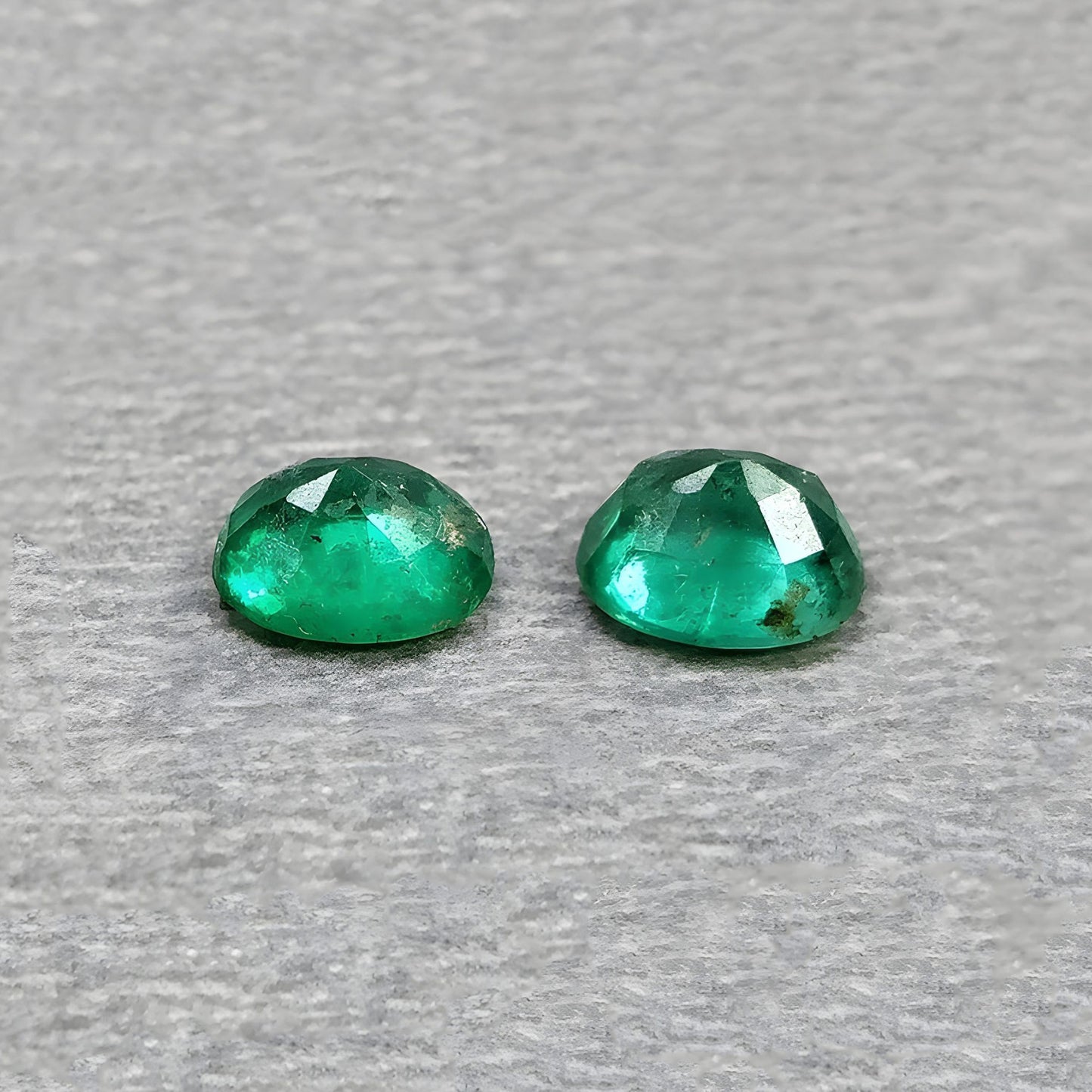 0.70cts Green Emerald Gemstone Faceted Cut Natural Untreated Oval Shape pair