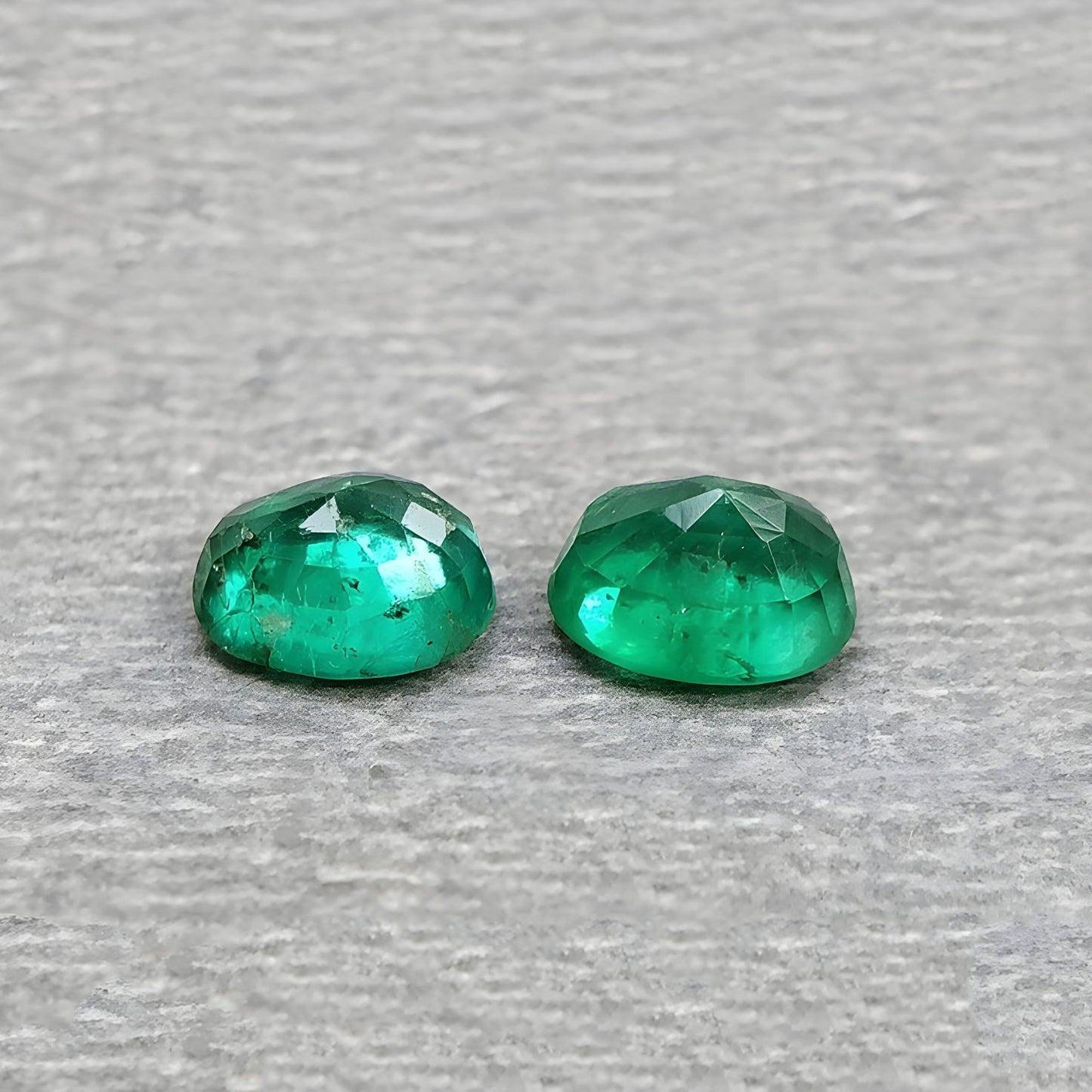 0.70cts Green Emerald Gemstone Faceted Cut Natural Untreated Oval Shape pair