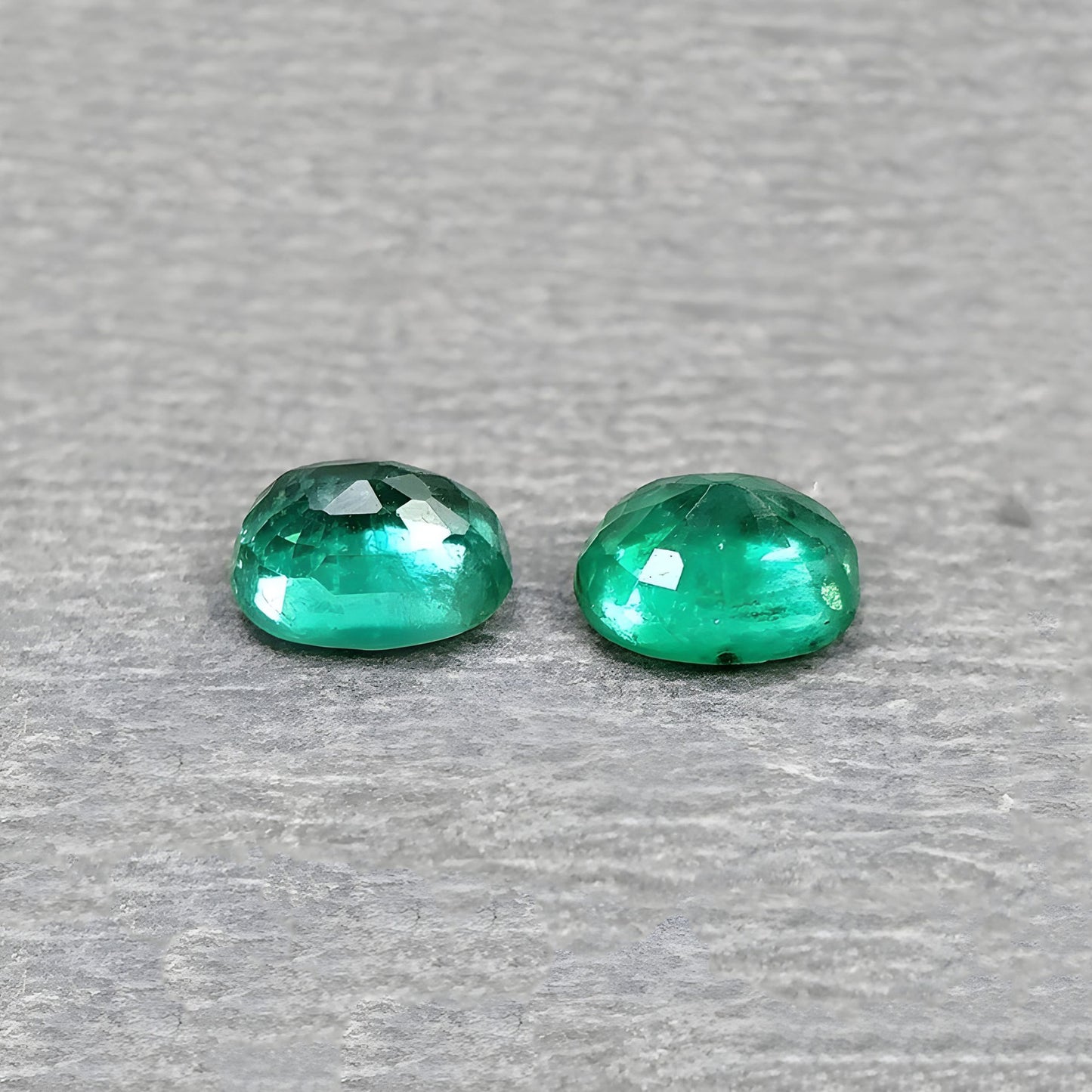 0.80cts Green Emerald Gemstone Faceted Cut Natural Untreated Oval Shape pair