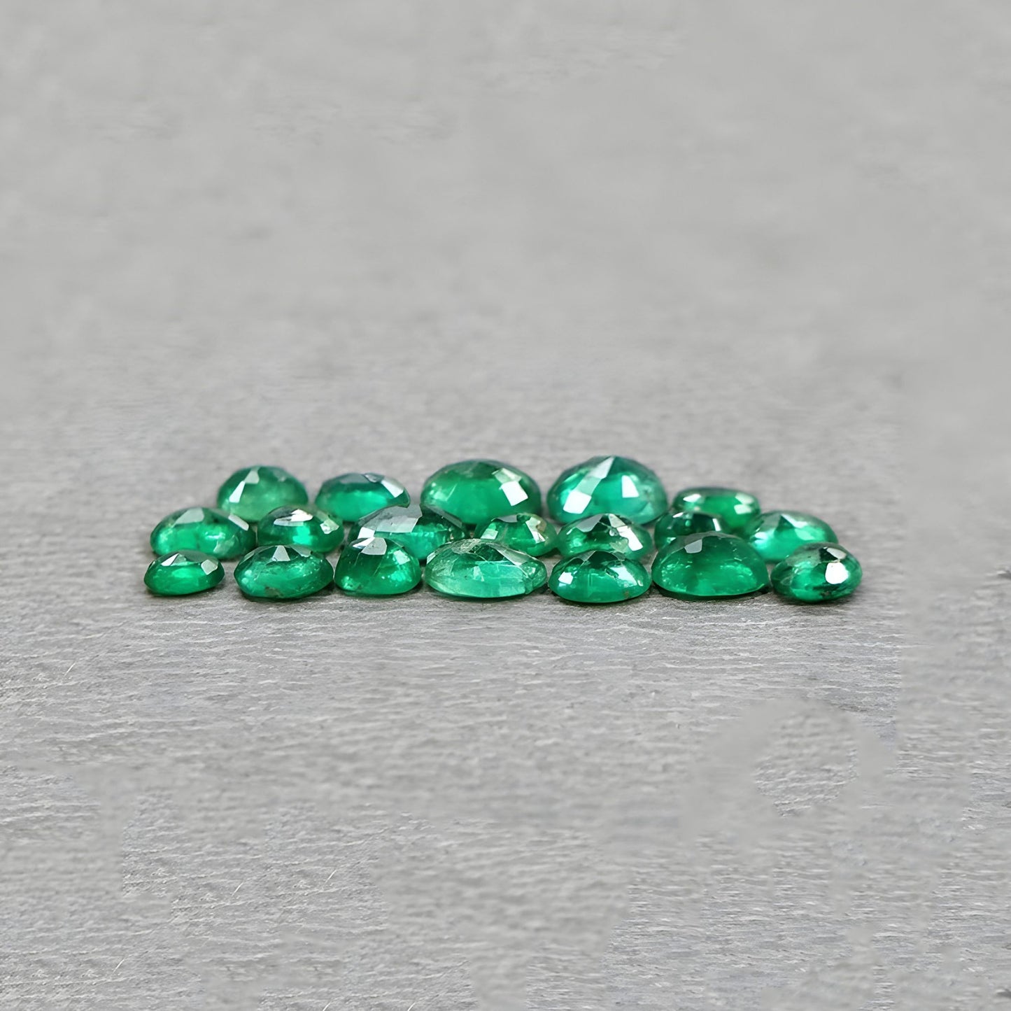 2.60cts Emerald Gemstone Faceted Cut Natural Untreated Oval Shape 19pcs