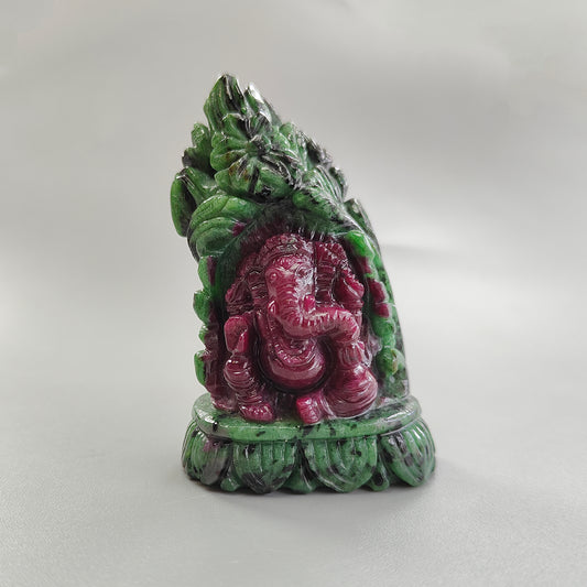 手工雕刻红宝石