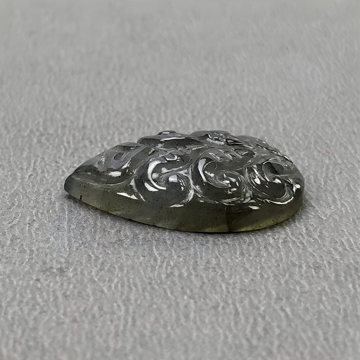 洋ナシ型のラブラドライト