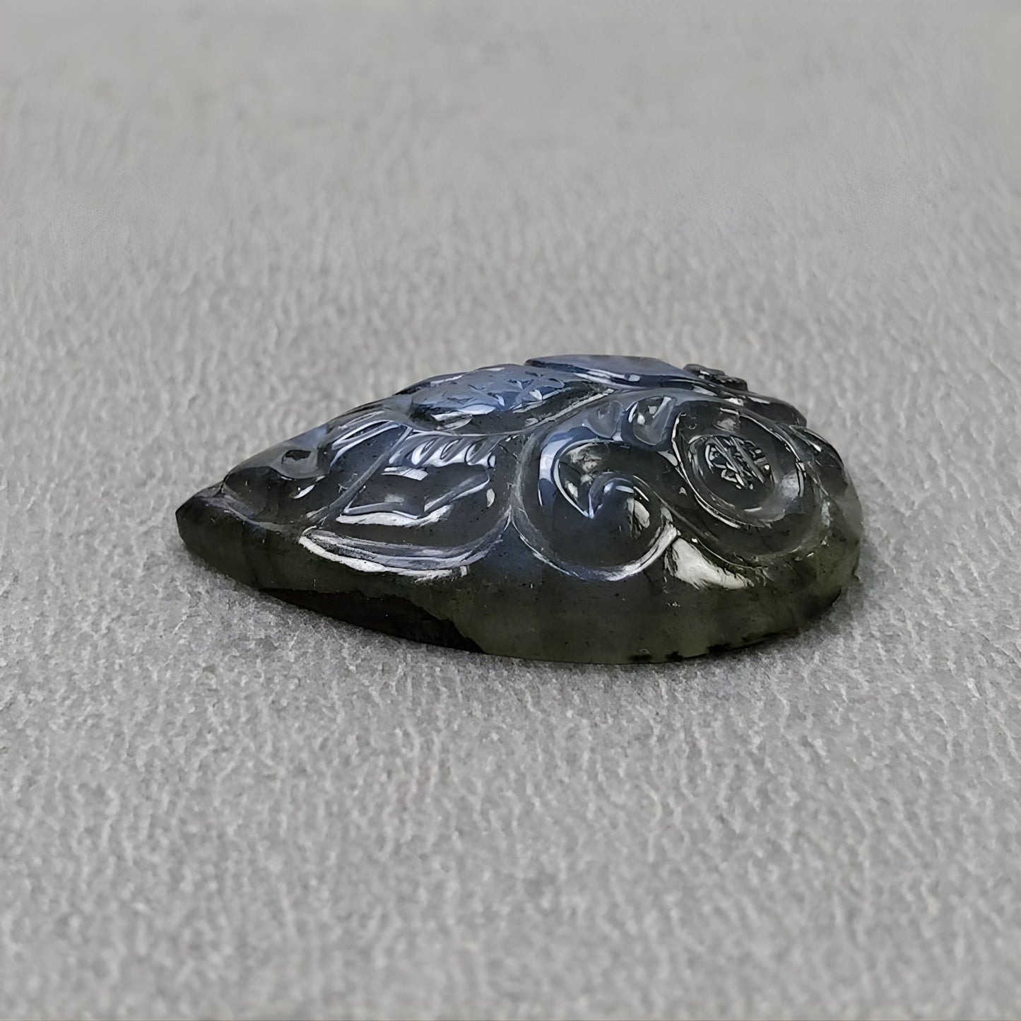 拉长石手工雕刻宝石