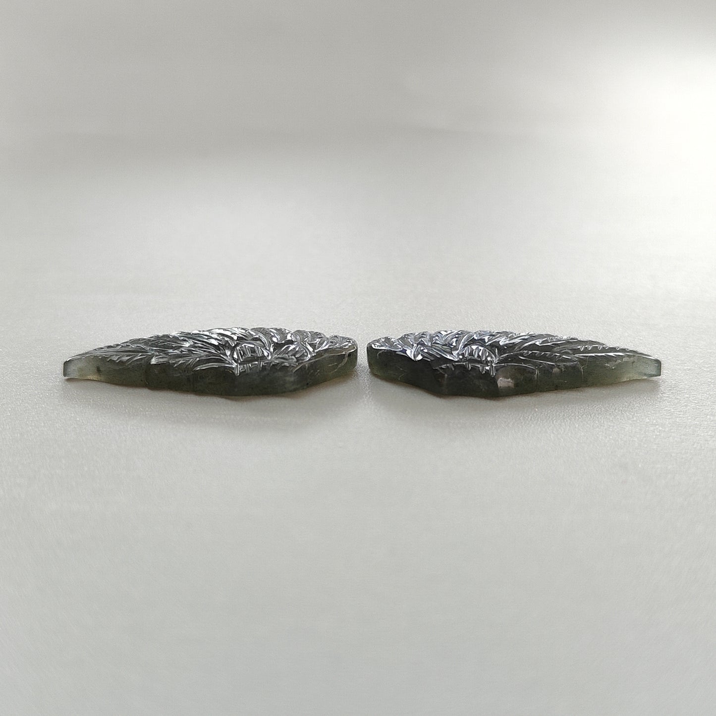 ブルーラブラドライトの蝶の彫刻