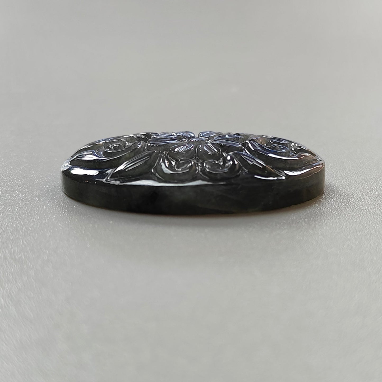 Різьба по лабрадориту