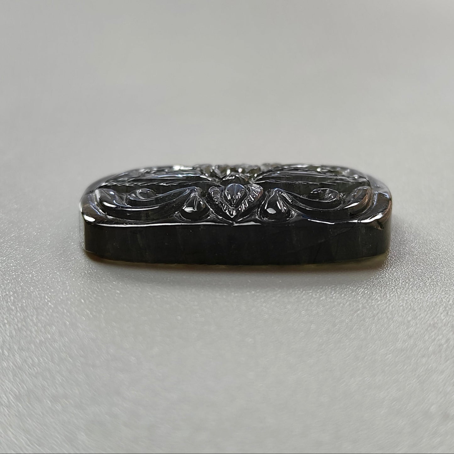 蓝色拉长石雕刻