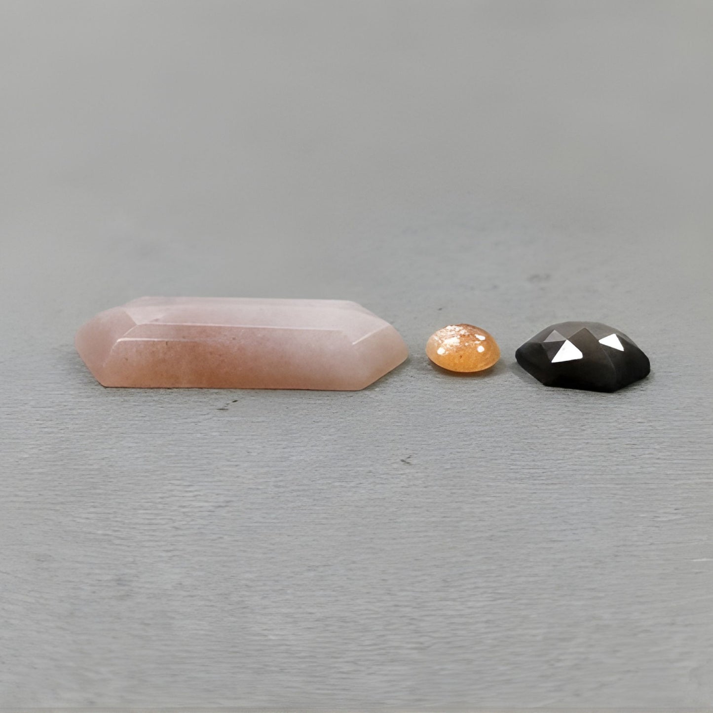 Piedra lunar, zafiro, piedra preciosa natural sin tratar