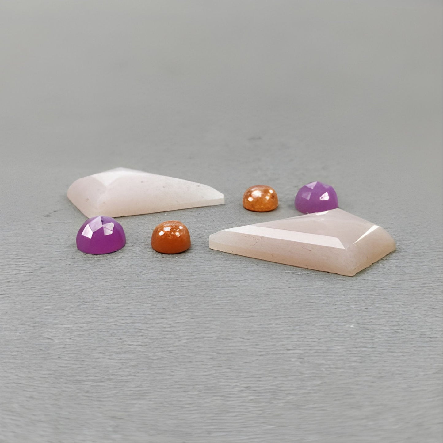 Piedra lunar, piedra solar y zafiro: piedras preciosas naturales sin tratar