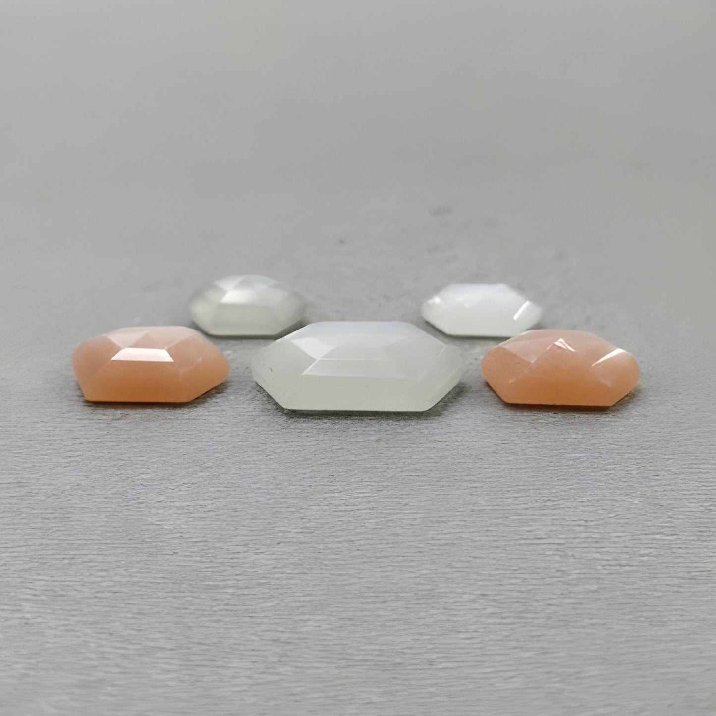 Corte escalonado con forma hexagonal de piedra lunar