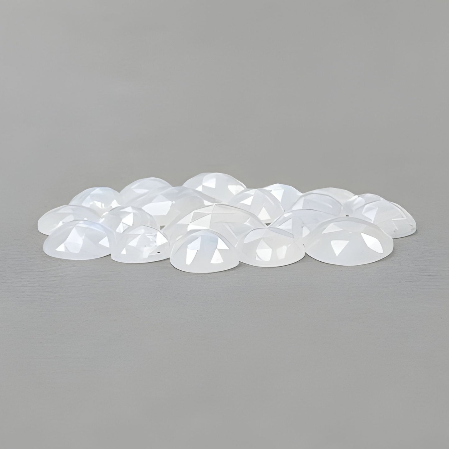 حجر القمر قوس قزح مقطوع بالورود