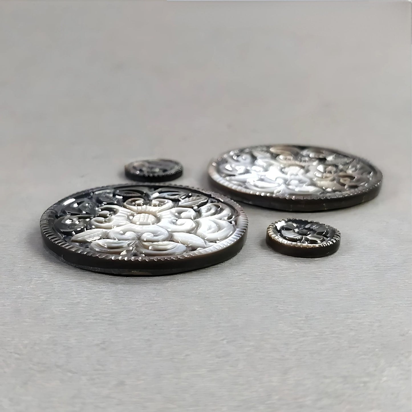 マザーオブパールの丸い彫刻