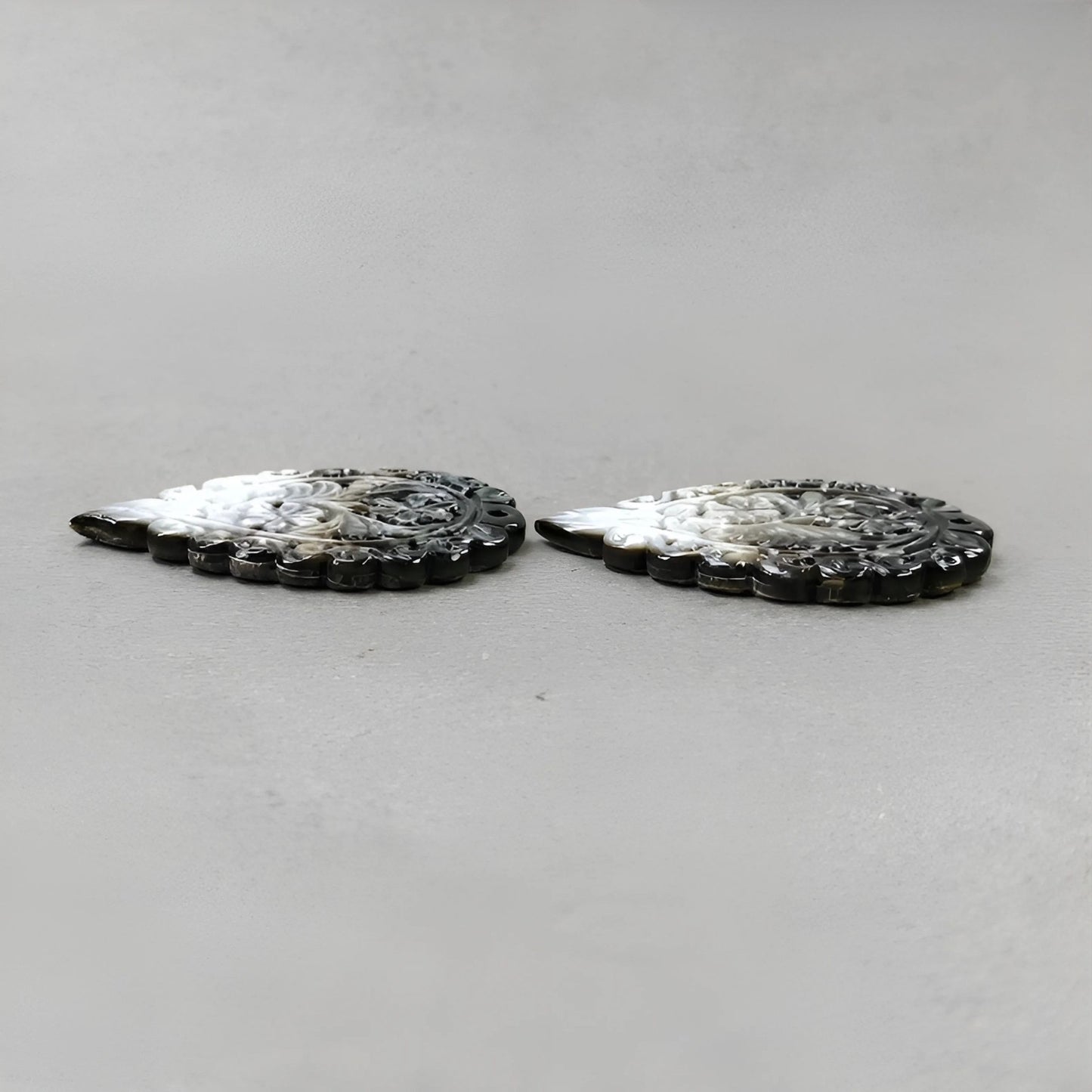 真珠貝の葉の彫刻