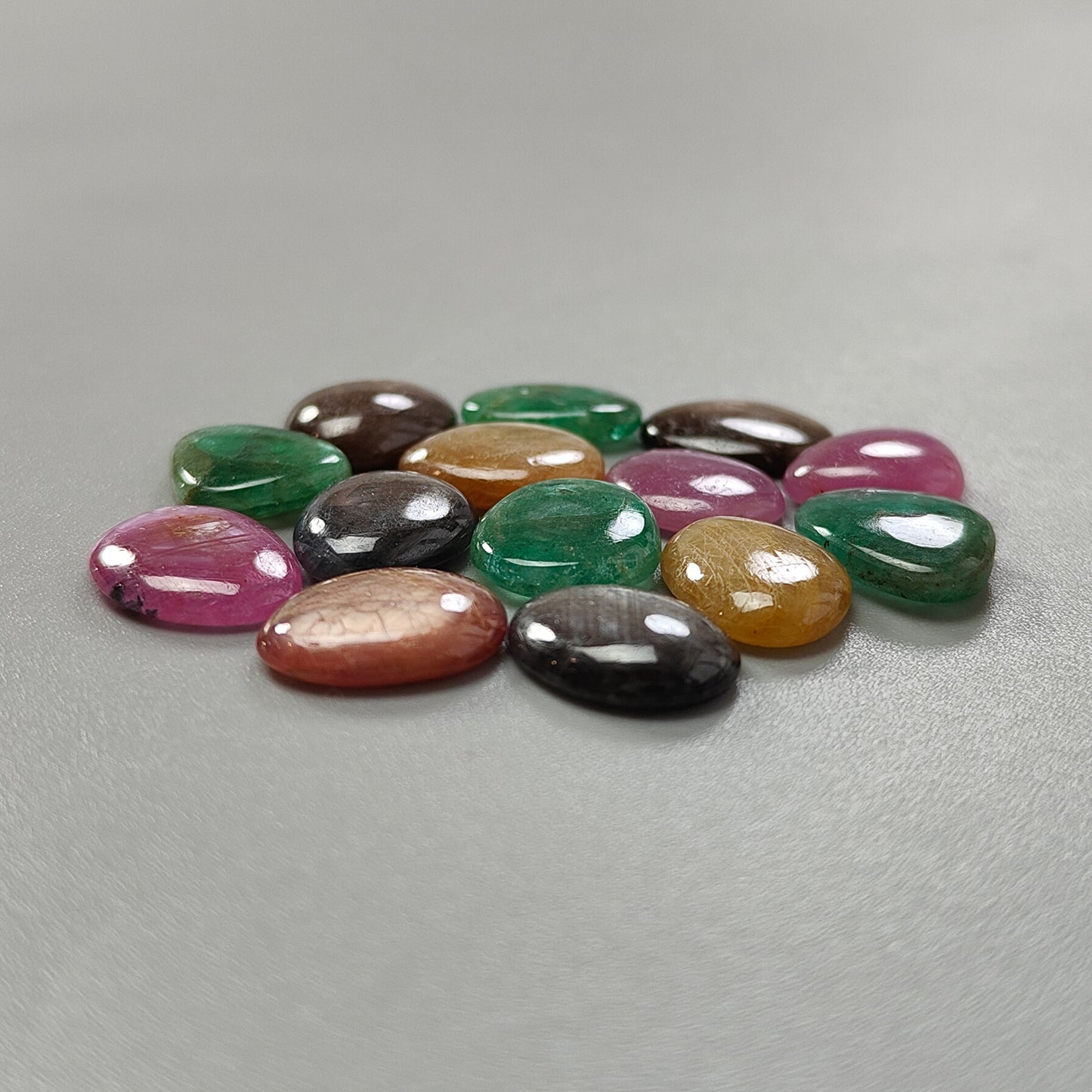 Natürlicher Saphir in mehreren Farben