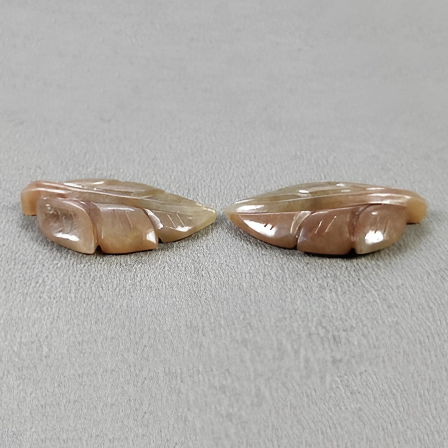 マルチサファイアのインドの葉の彫刻