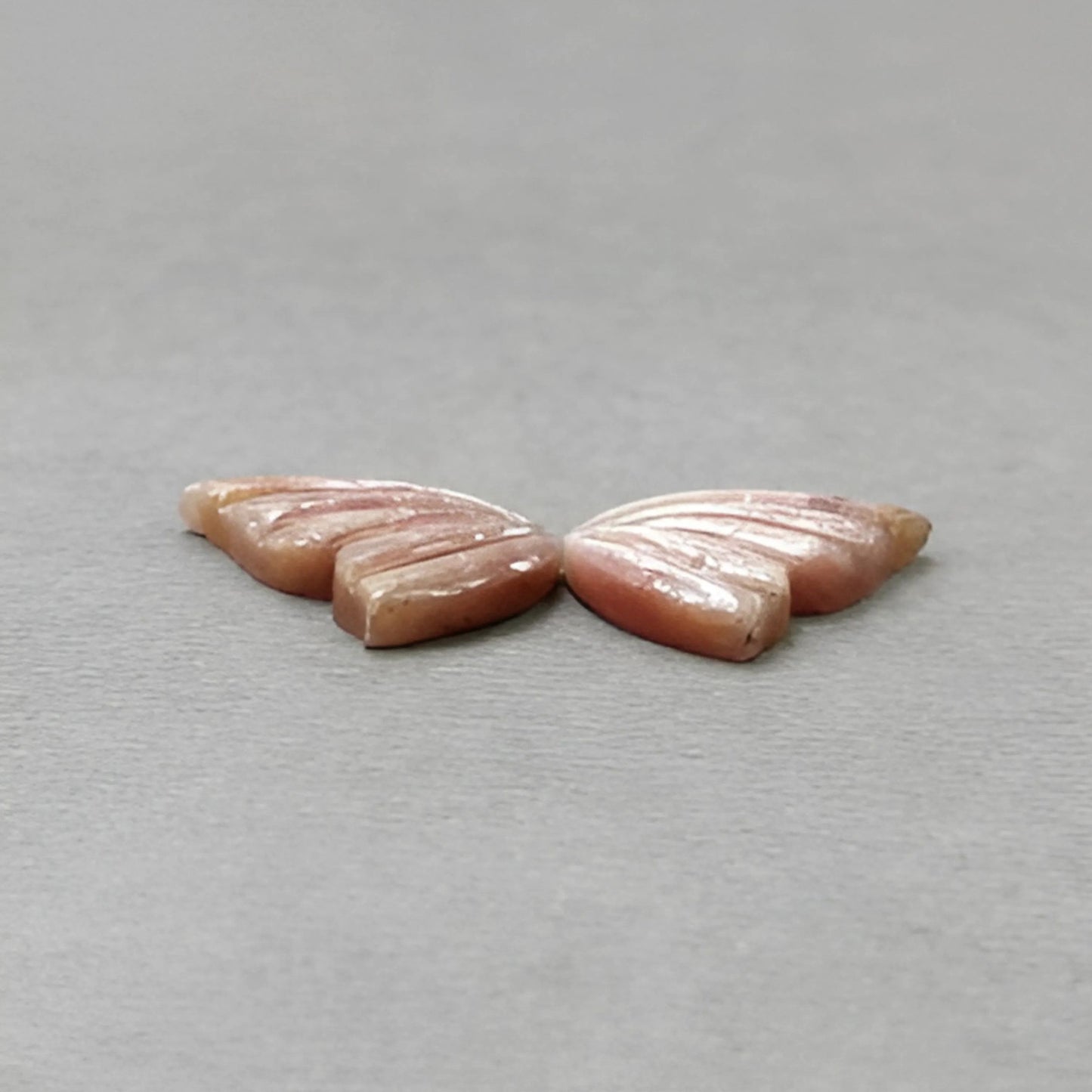 サファイアの蝶の彫刻