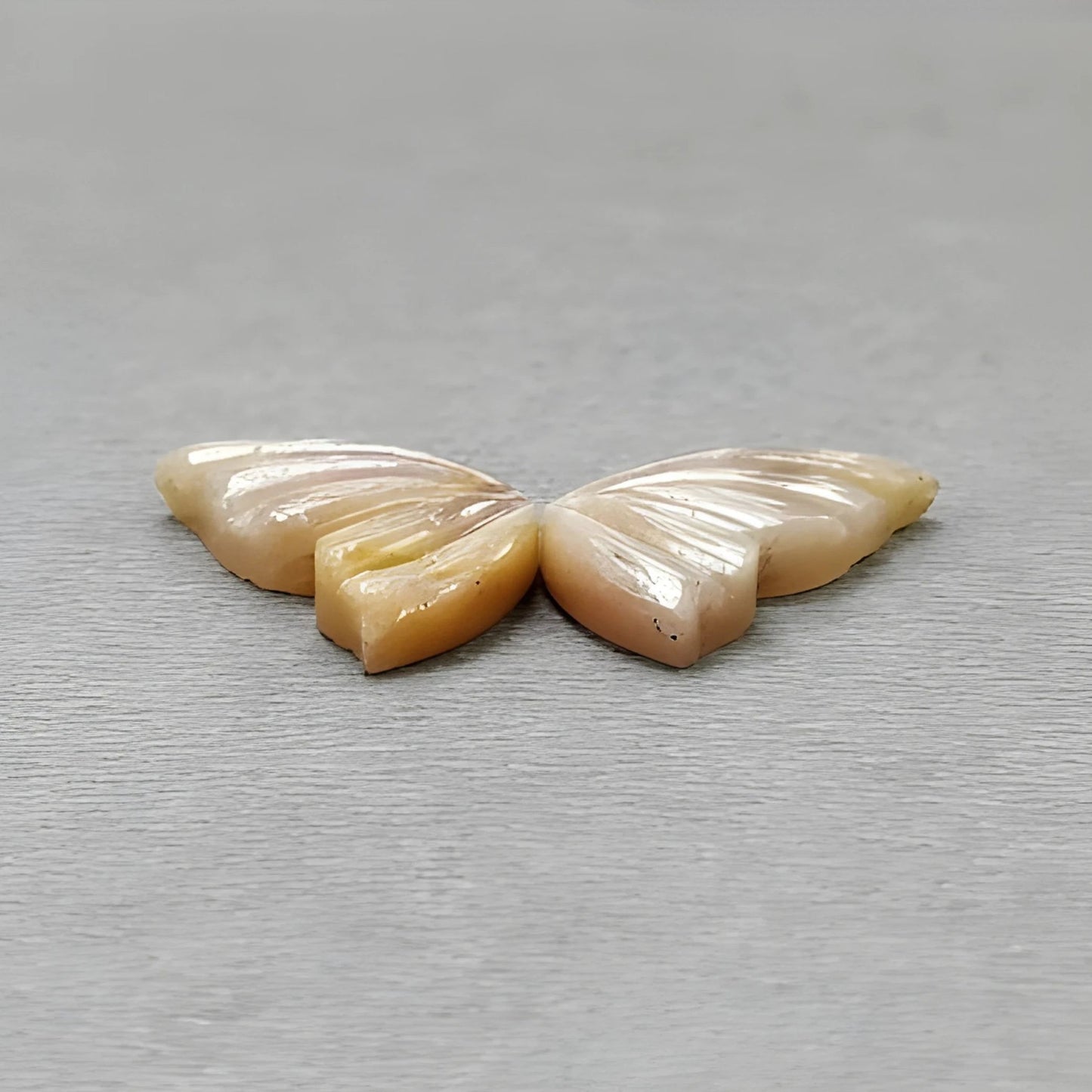 サファイアの蝶の形の彫刻