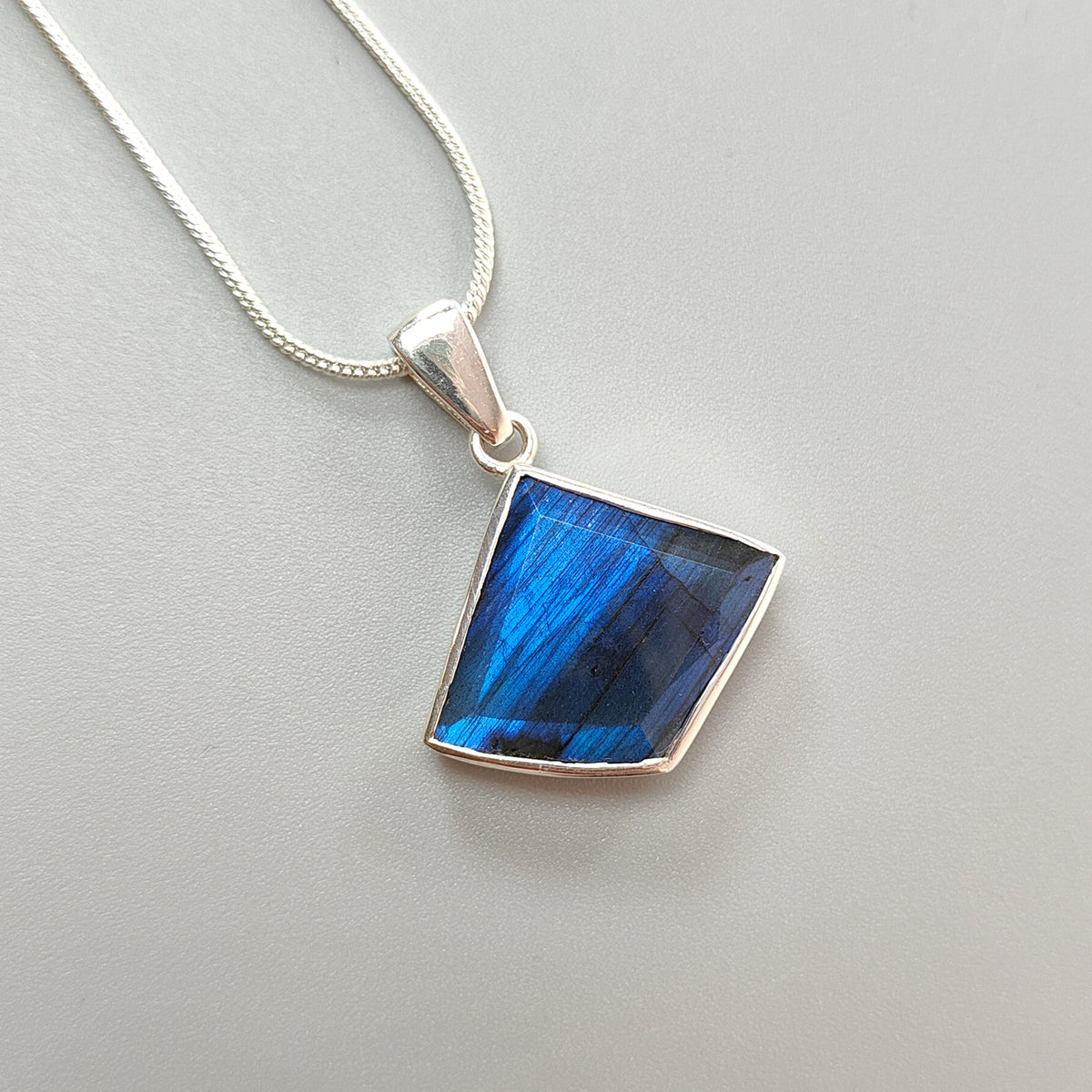 6.21gms Natural Labradorite Gemstone 925 Sterling Silver Bezel Set Pendant 1.40"