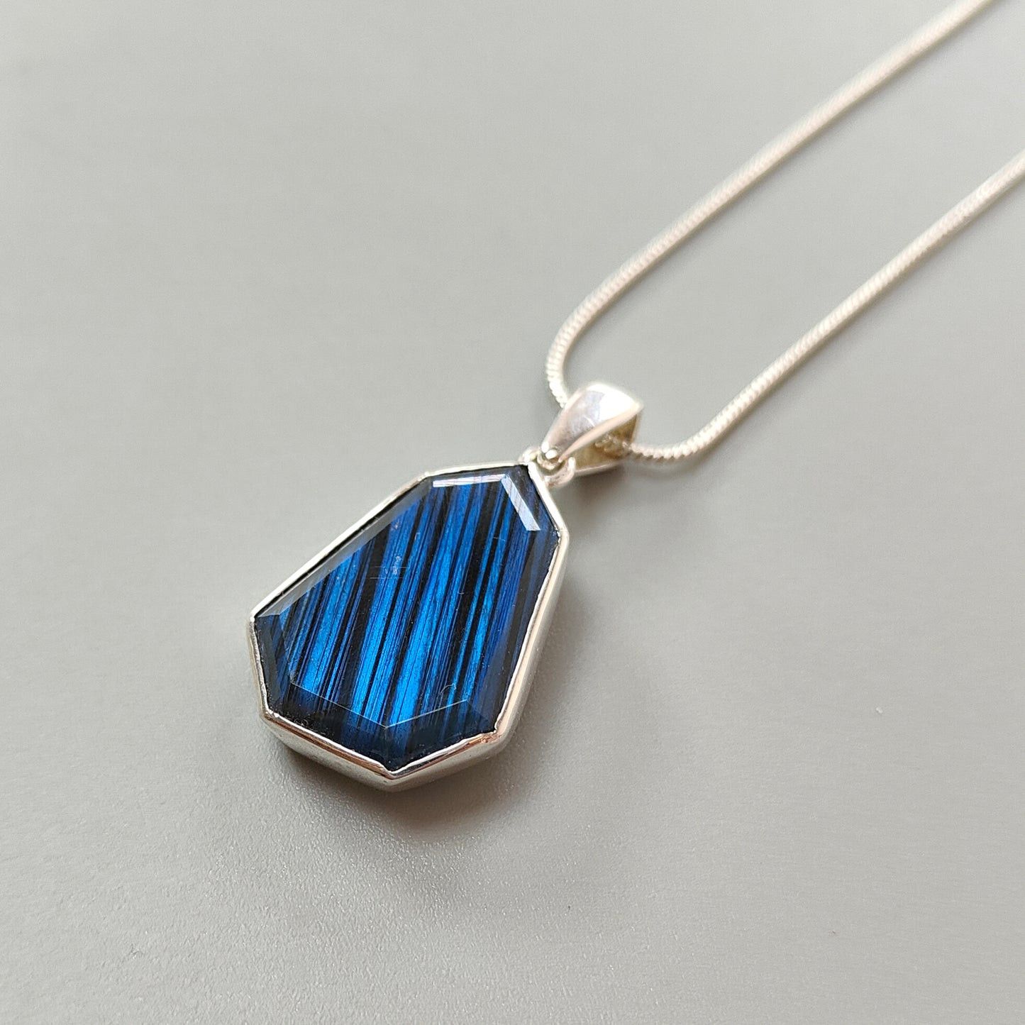 8.62gms Natural Blue Labradorite Gemstone 925 Sterling Silver Bezel Set Pendant 1.50"