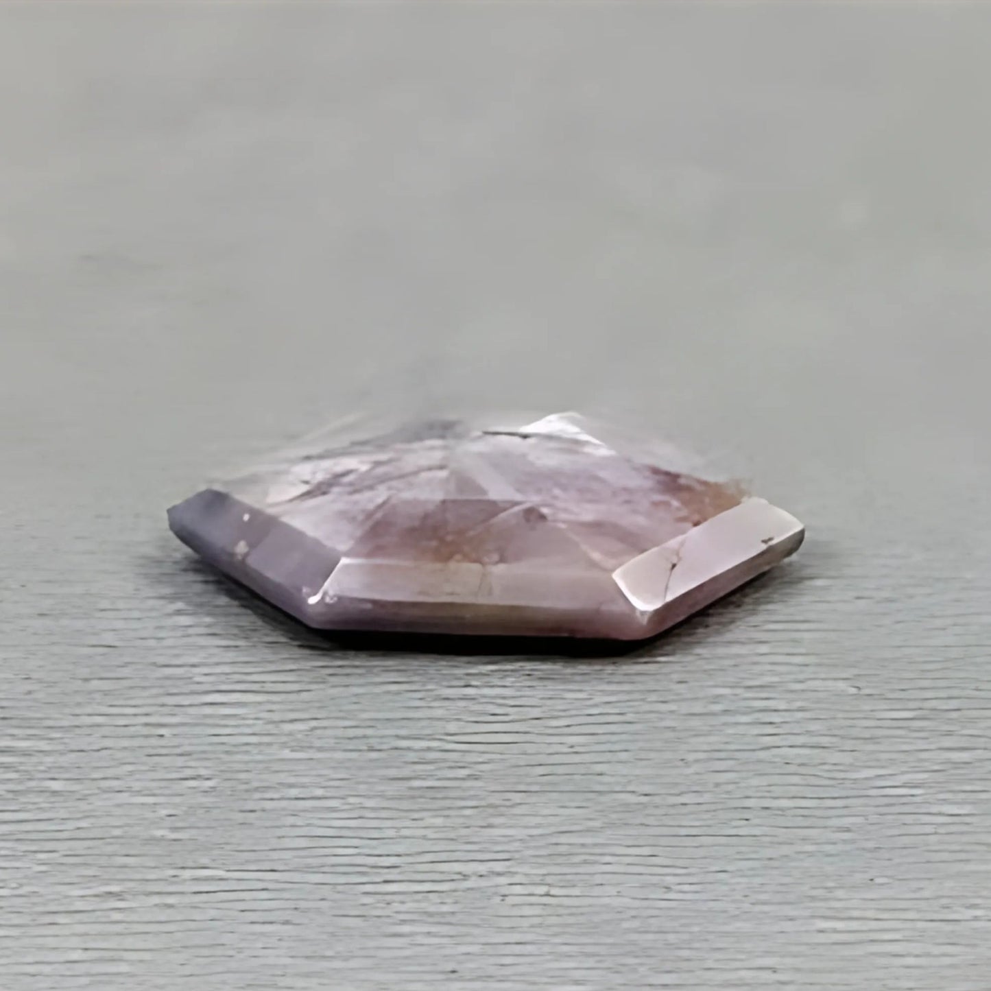 树莓色蓝宝石六边形刻面切割