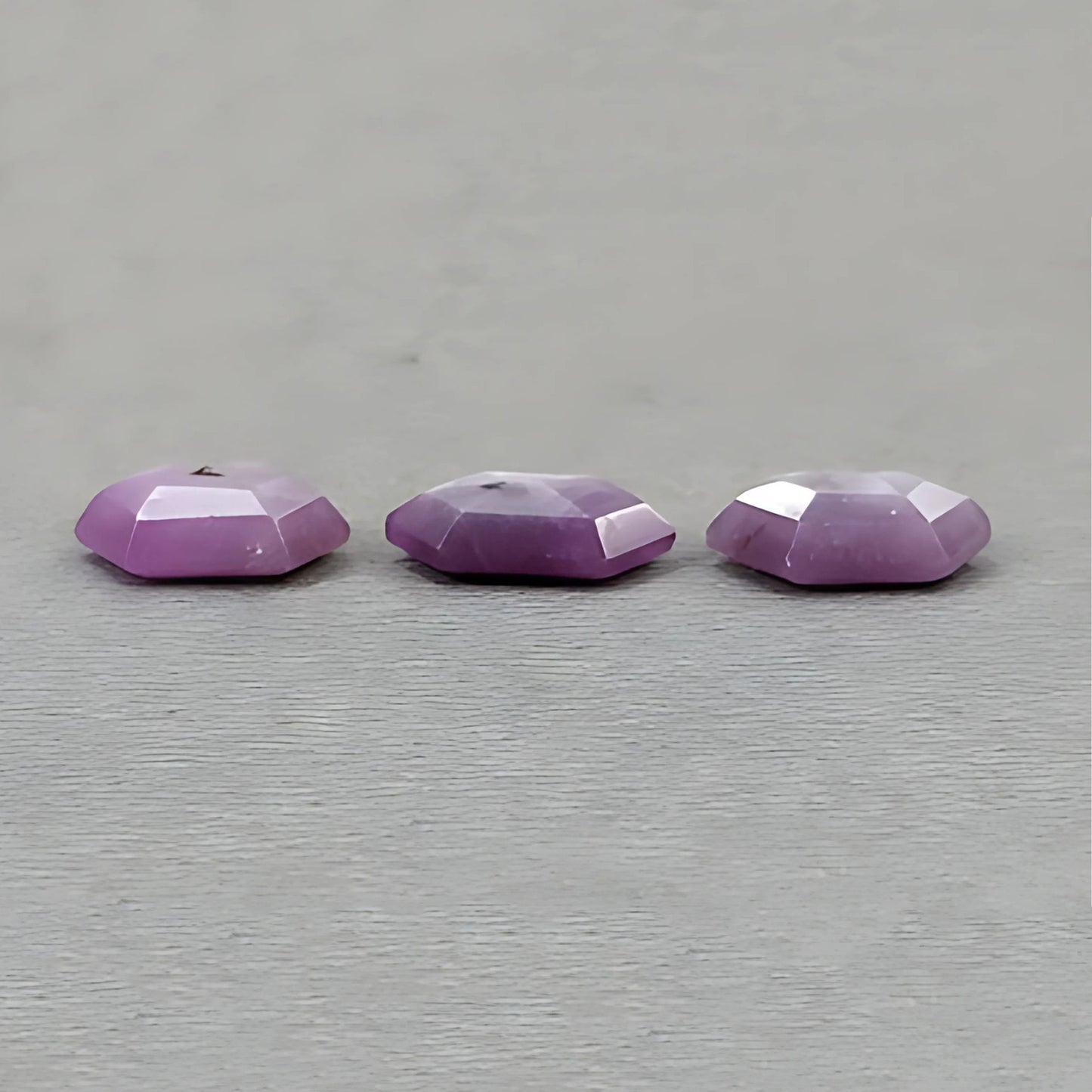 ياقوت توت العليق، قطع متعدد الأوجه على شكل سداسي