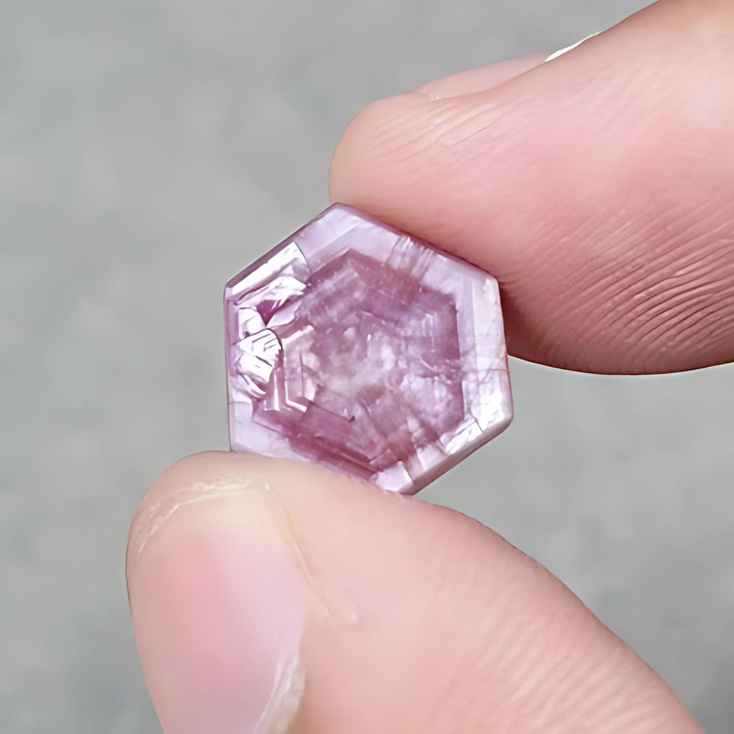 ピンクサファイアの宝石の平らなスライス