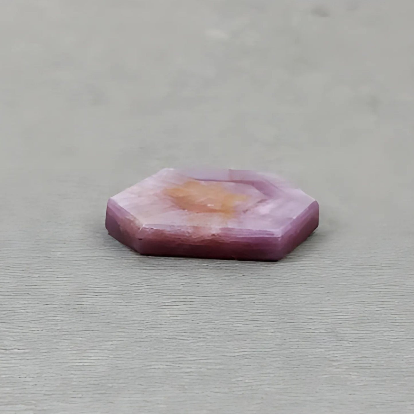 ピンクサファイアのトラピッチェ六角形の平らなスライス