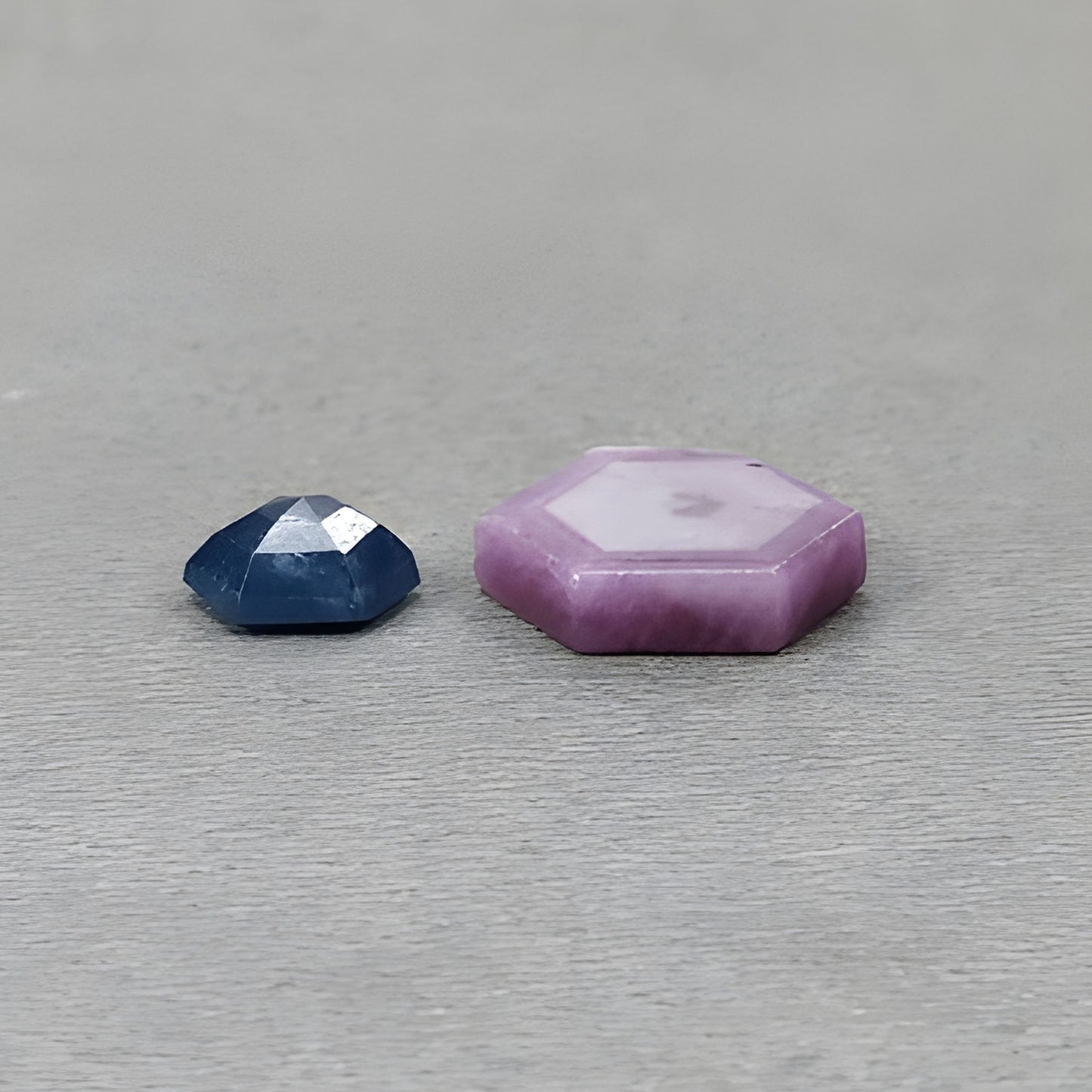 サファイアの平らなスライスの宝石