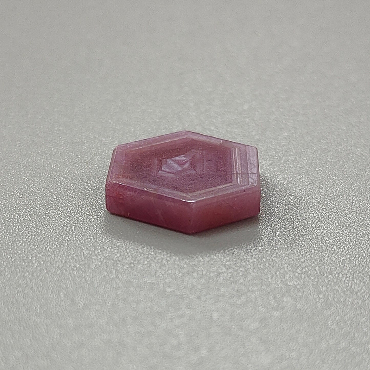 ピンクサファイアのトラピッチェ六角形フラットスライス