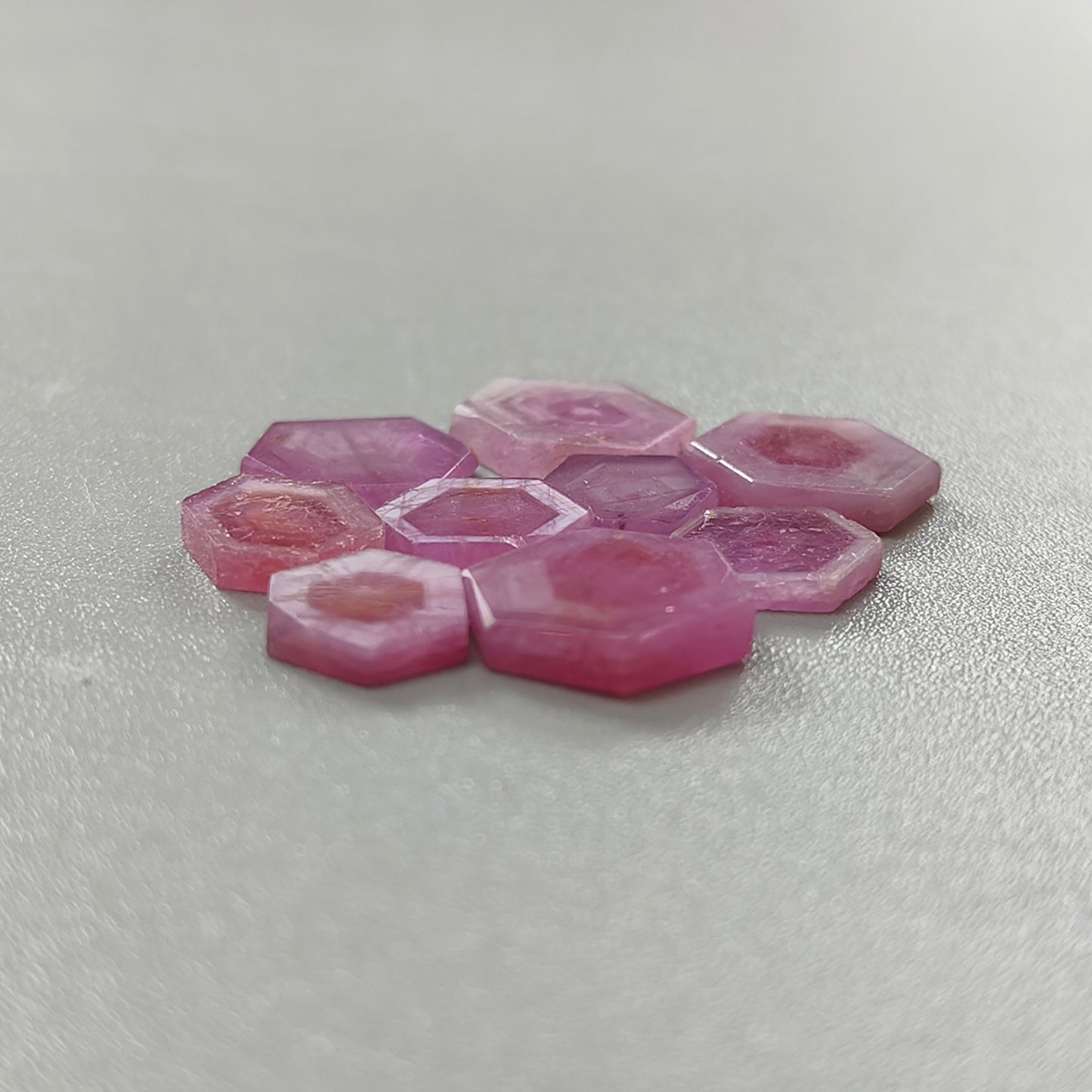 tranches plates de saphir rose en forme d'hexagone
