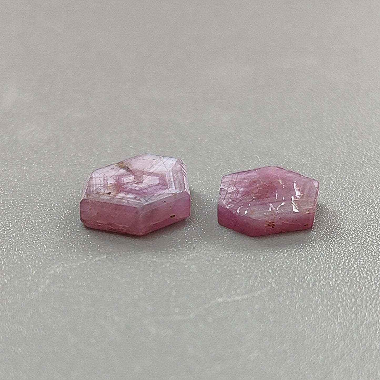 天然未処理サファイアのフラットスライス