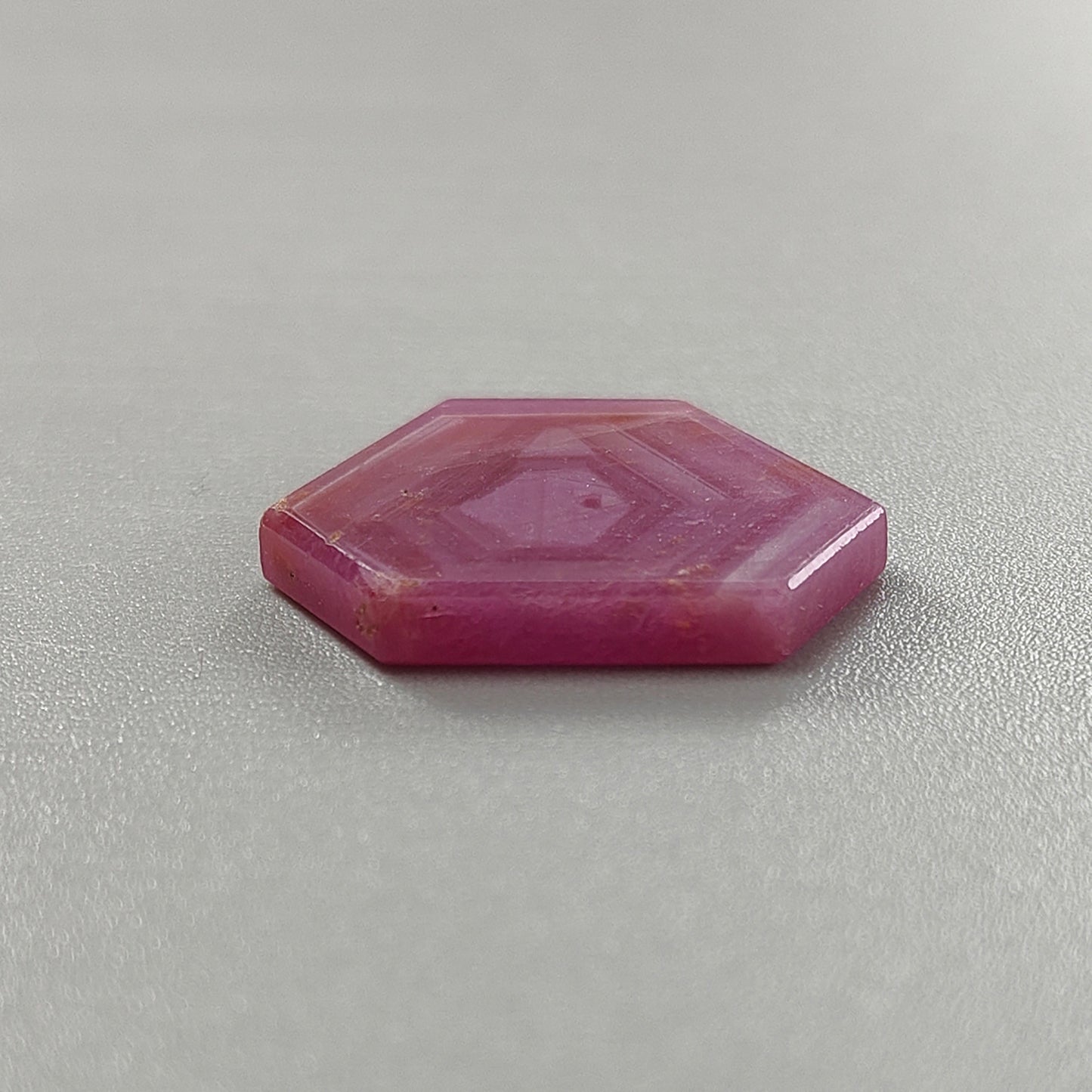 未処理のピンクサファイアの平らなスライス
