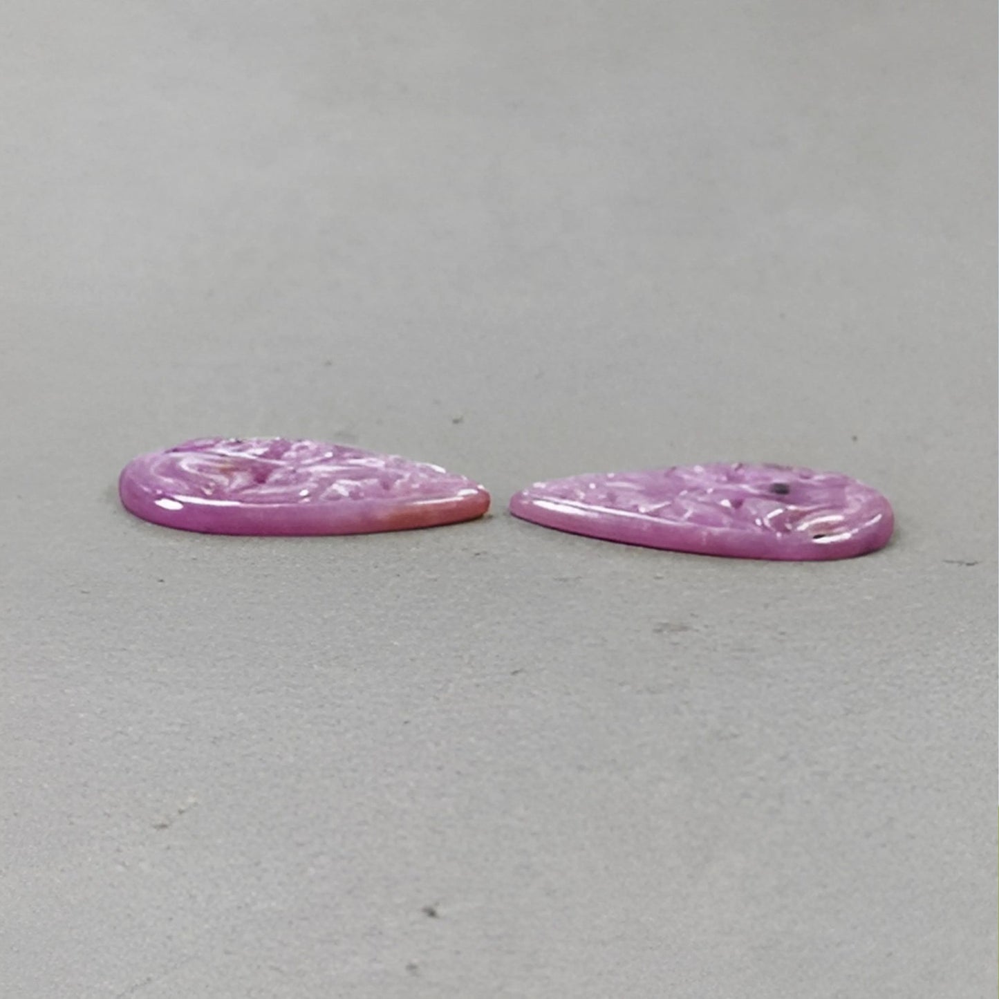 ピンクサファイアの洋ナシ形の彫刻