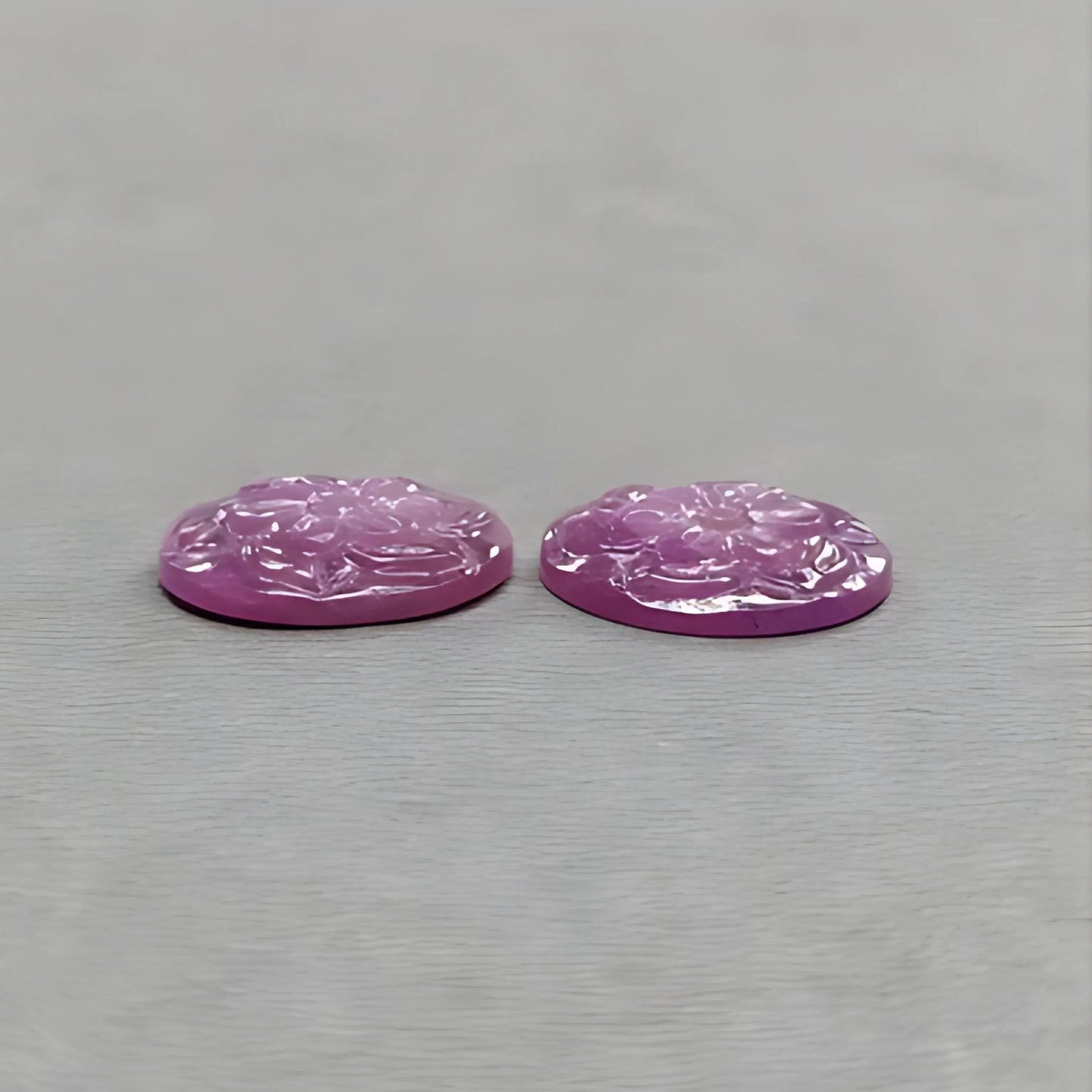 ピンクサファイアの丸型彫刻