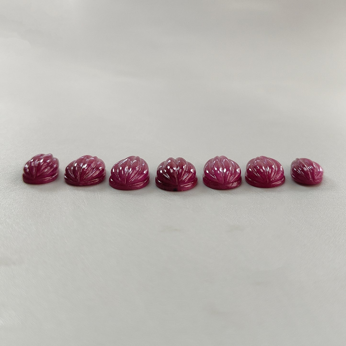 手彫りのルビー