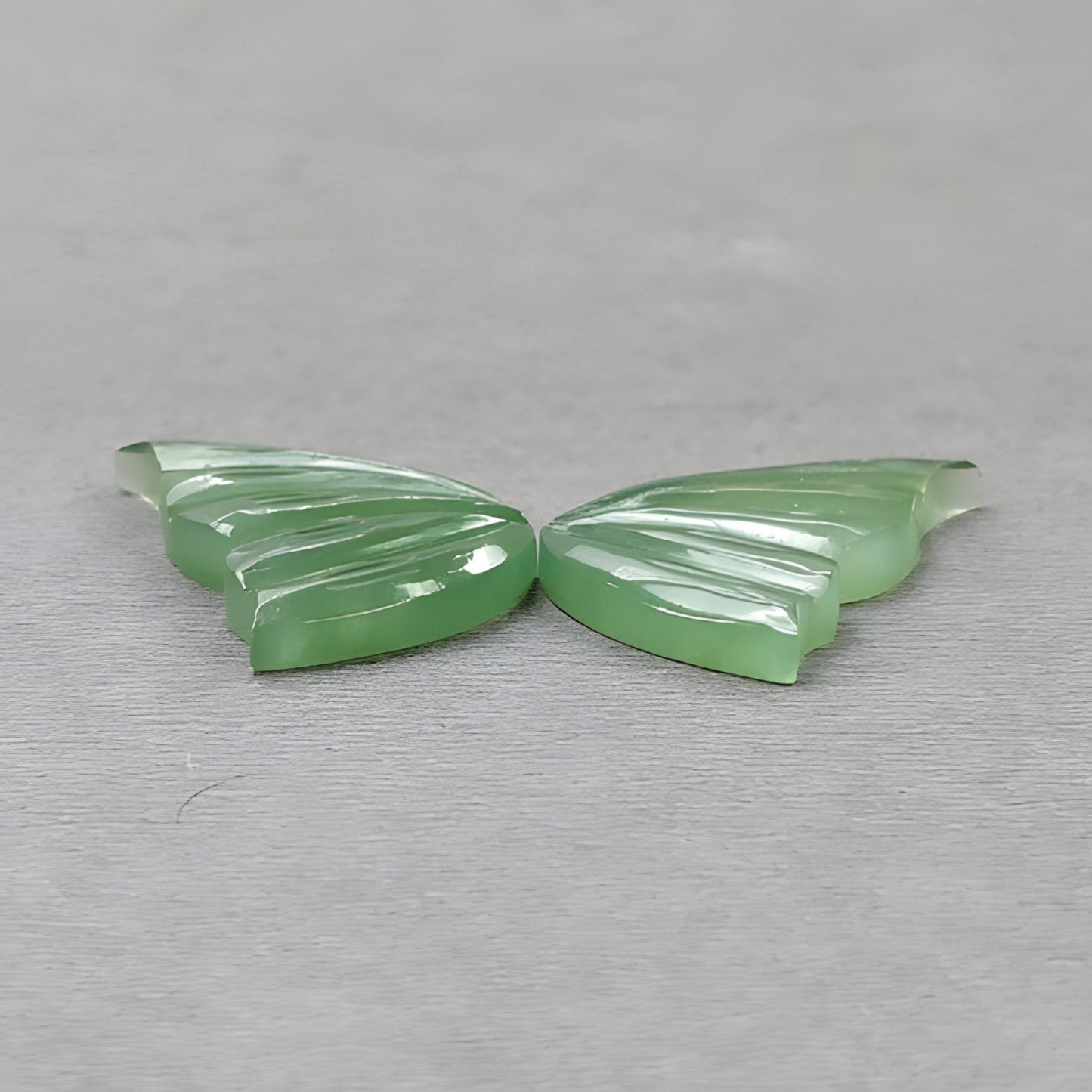 蛇纹石雕刻宝石