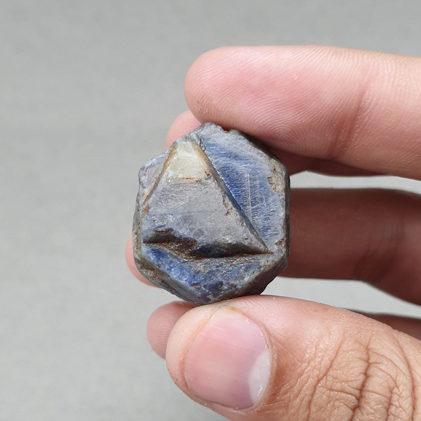 RECORD KEEPER Blue SAPPHIRE Gemstone Crystal : 179.95cts Natural Unheated Triangle Formative Sapphire Rough Specimen 28.5*25mm