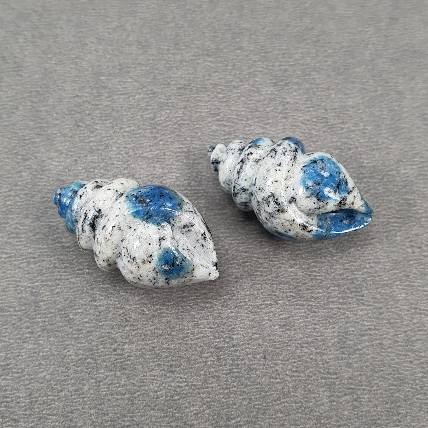 K2 Gemstone Carving : 77.90cts Natural Untreated Unheated Bi-Color Hand Carved Seashell Shape 30mm Pair