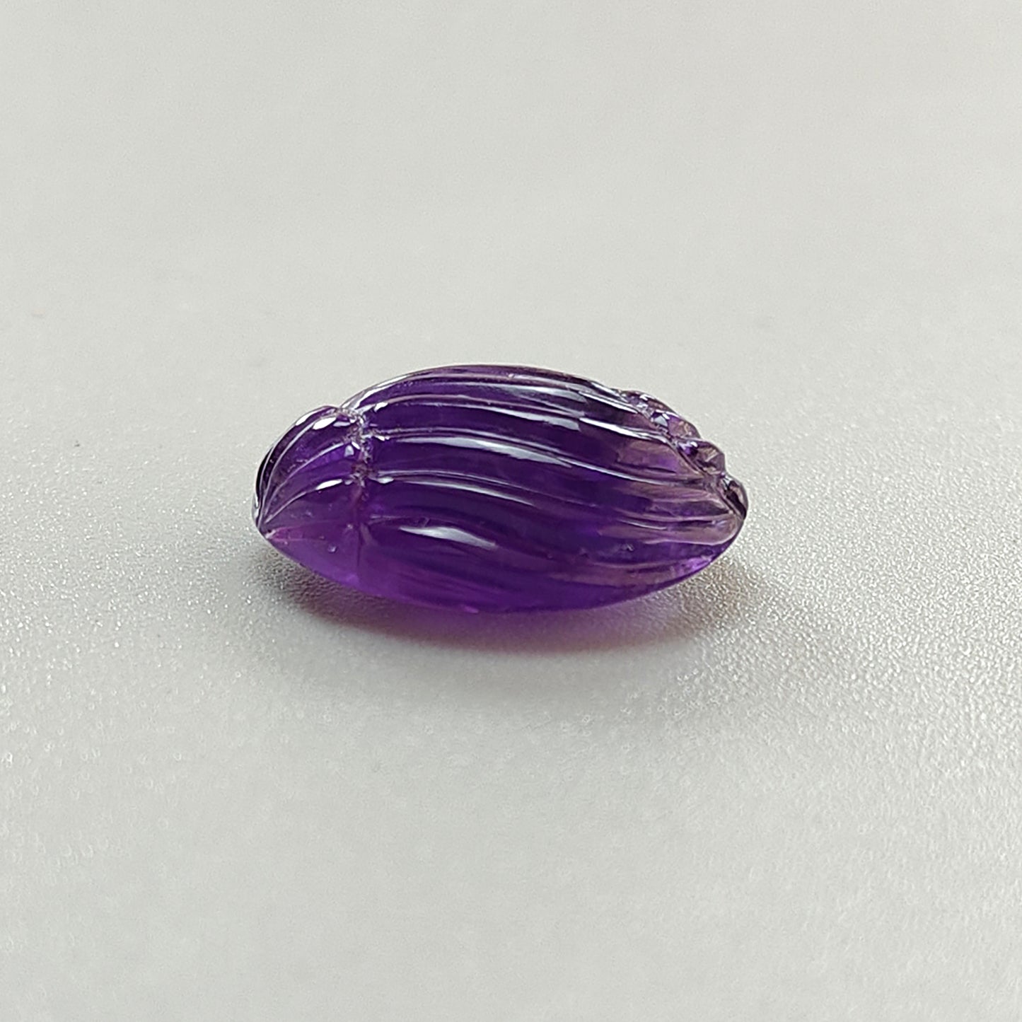 手工雕刻的紫水晶