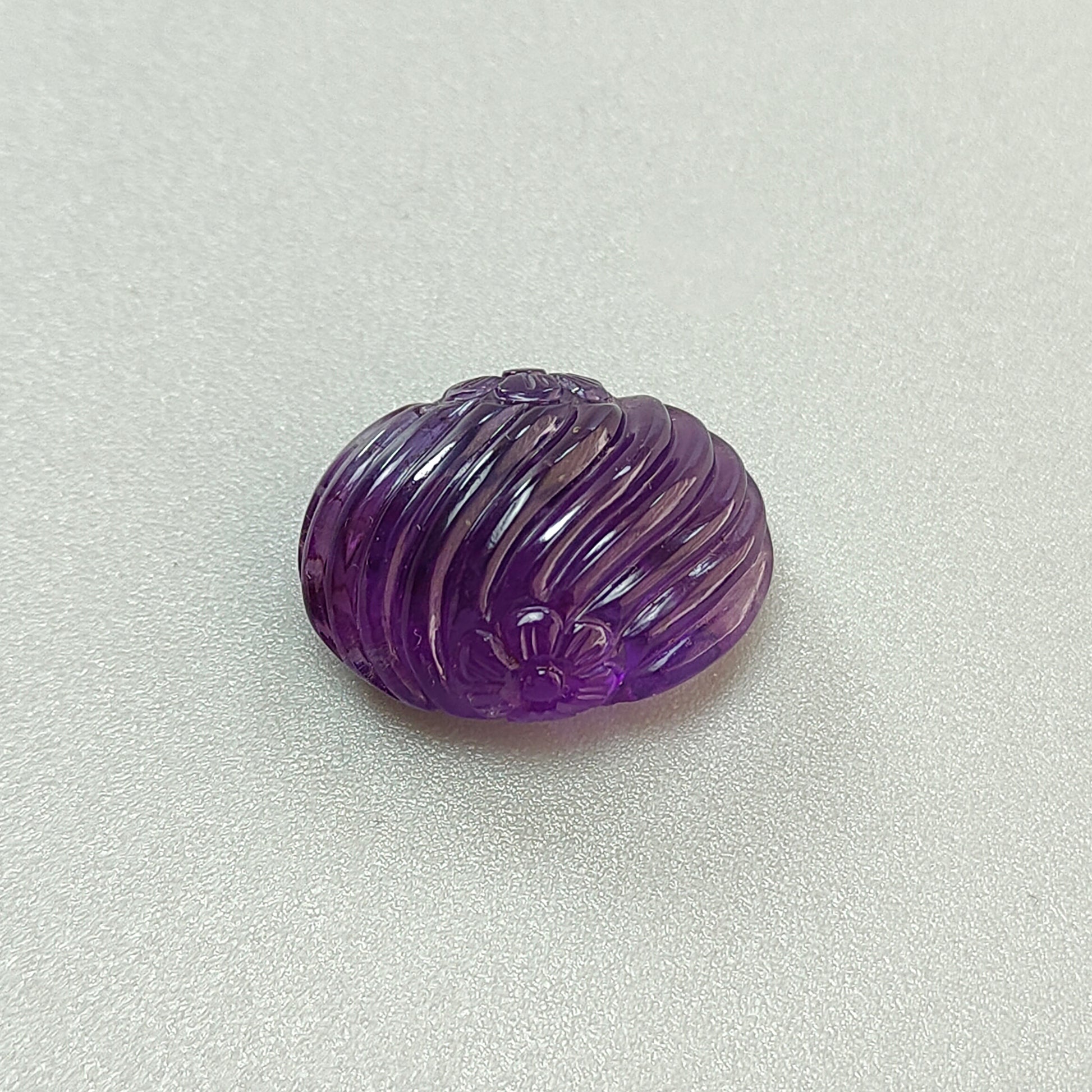 手工雕刻的紫水晶