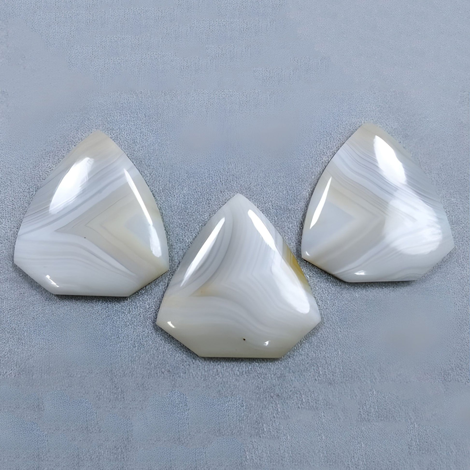 Achat-Cabochon in ausgefallener Form