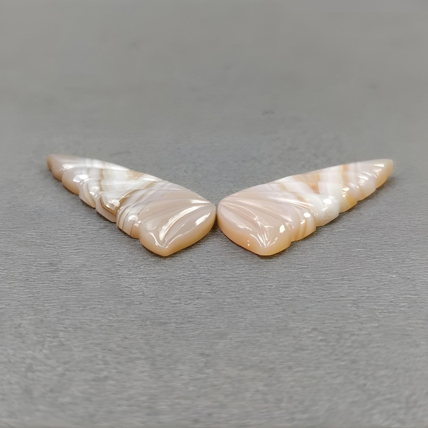 瑪瑙の蝶の彫刻