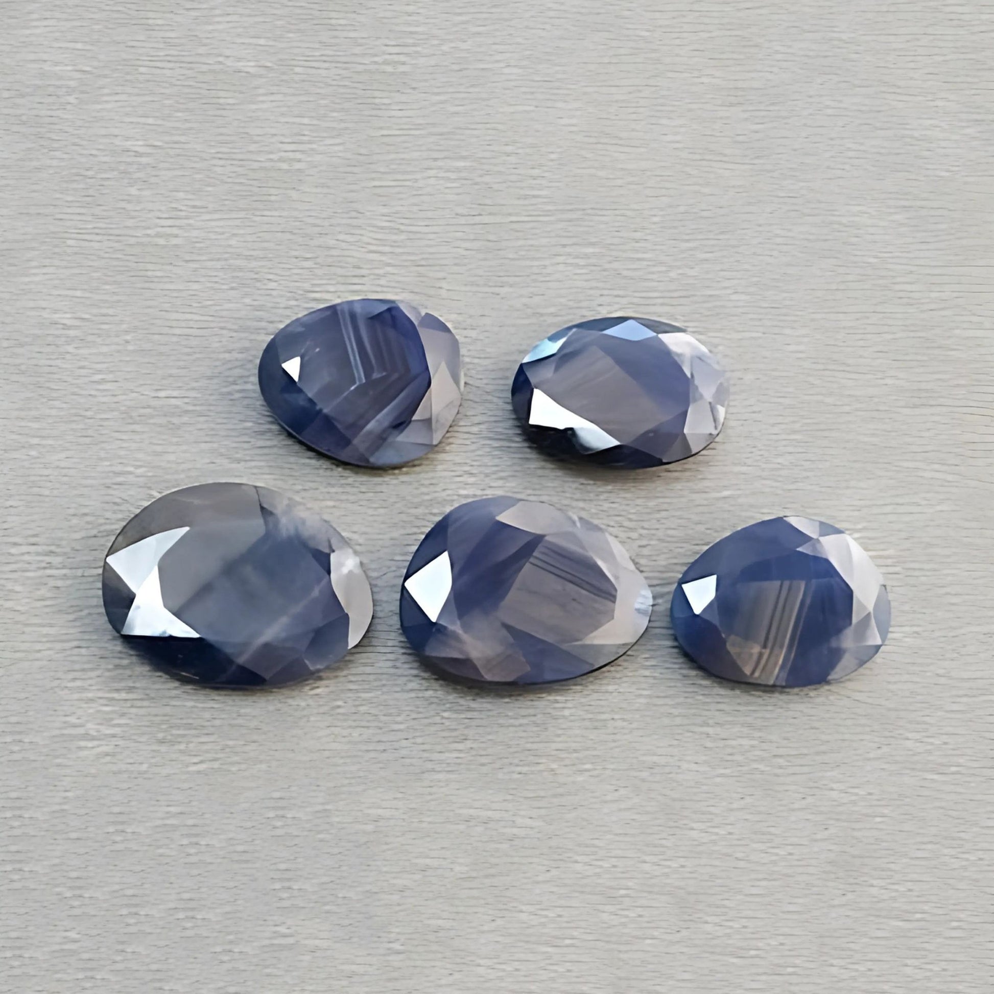 zaffiro blu a forma di uovo taglio normale