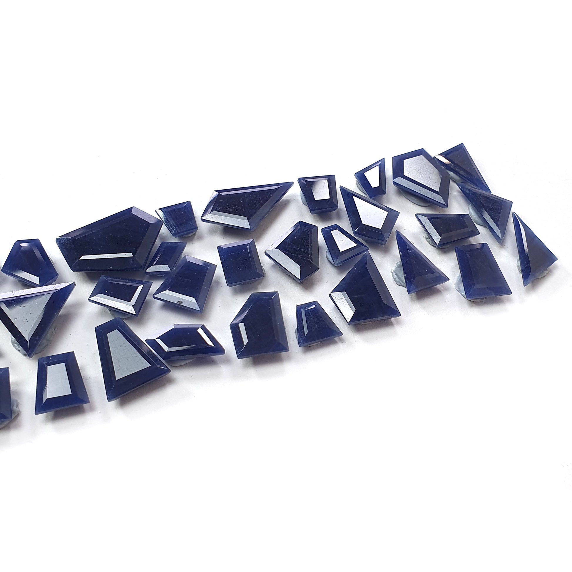 Pierre précieuse de saphir bleu inégale