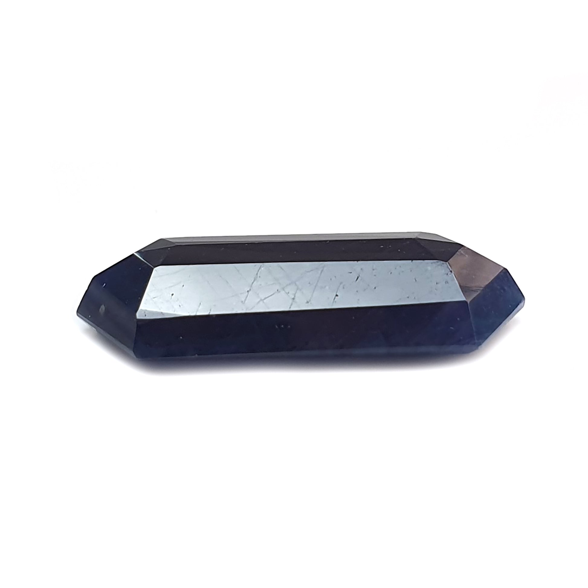 天然蓝色蓝宝石