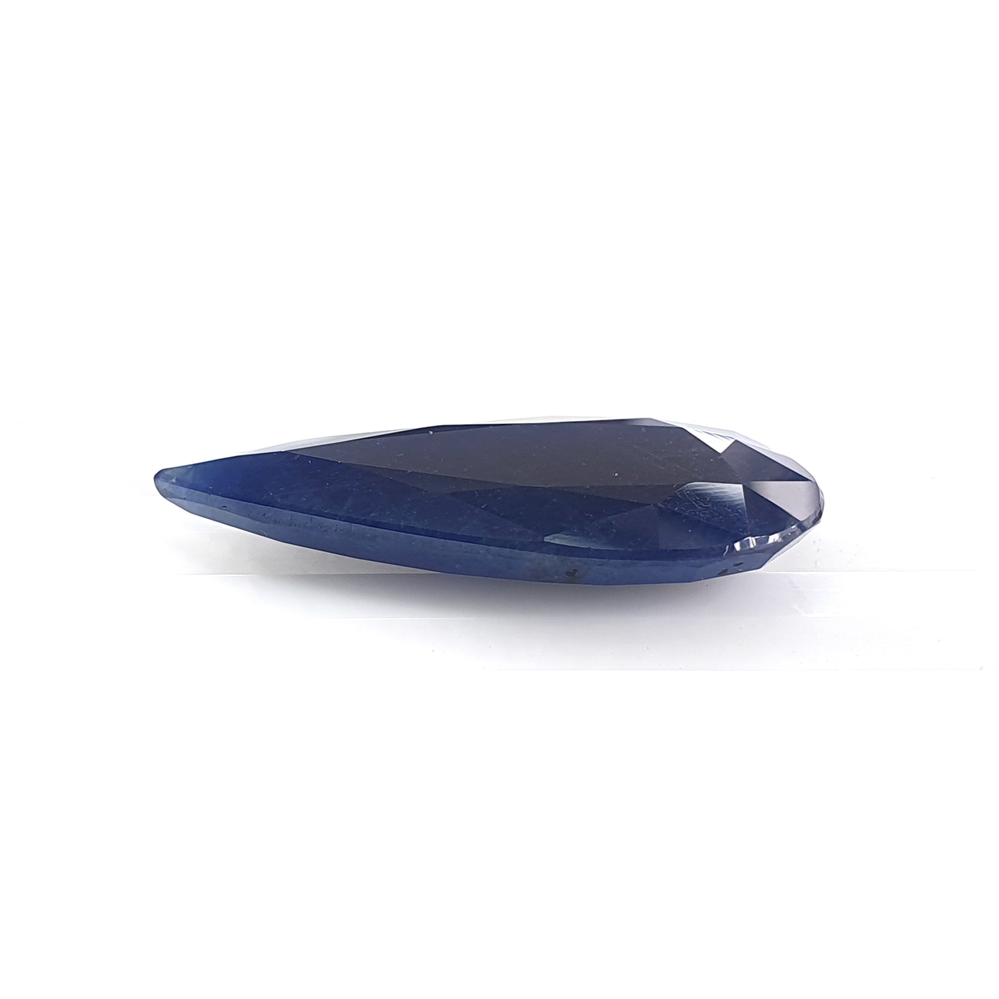 Facettenschliff eines blauen Saphirs