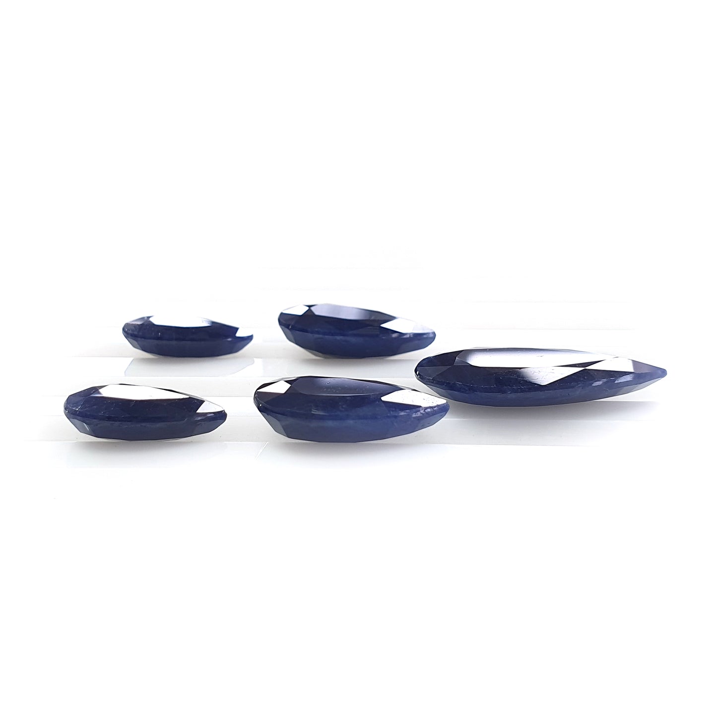 unbehandelter blauer Saphir