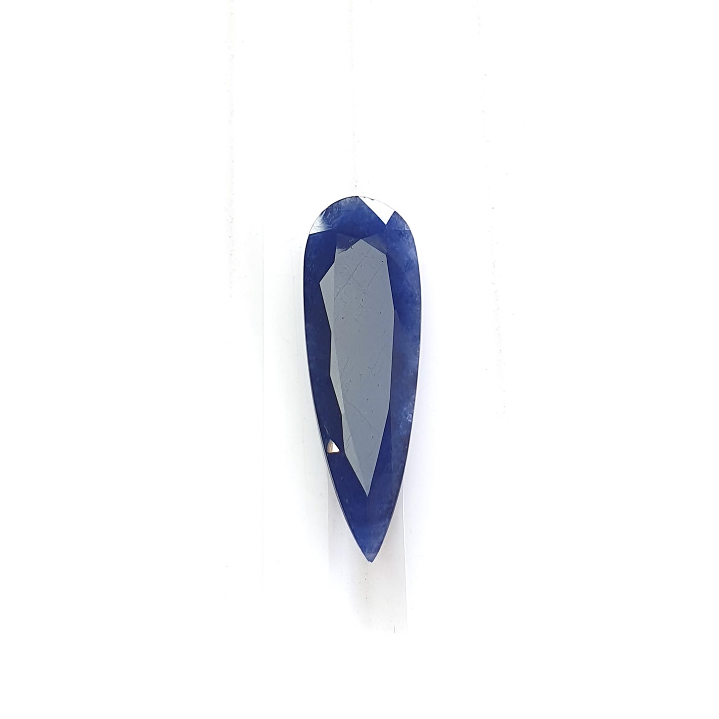 Facettenschliff eines blauen Saphirs