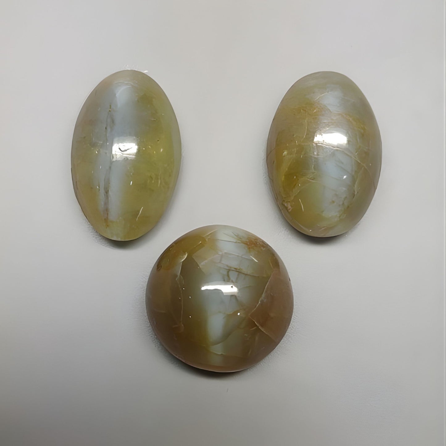 Pietra preziosa cabochon occhio di gatto