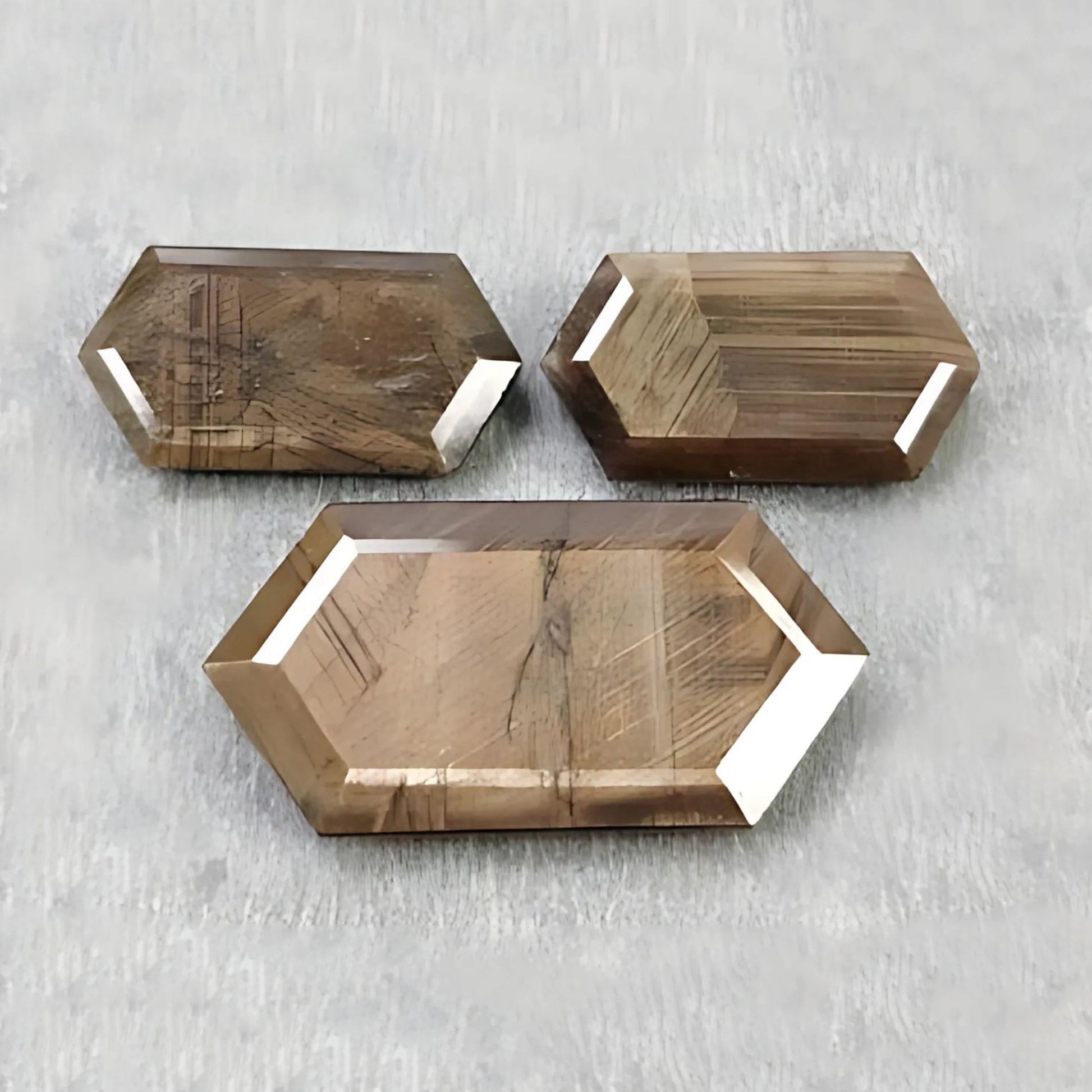 saphir chocolat taille hexagonale à facettes