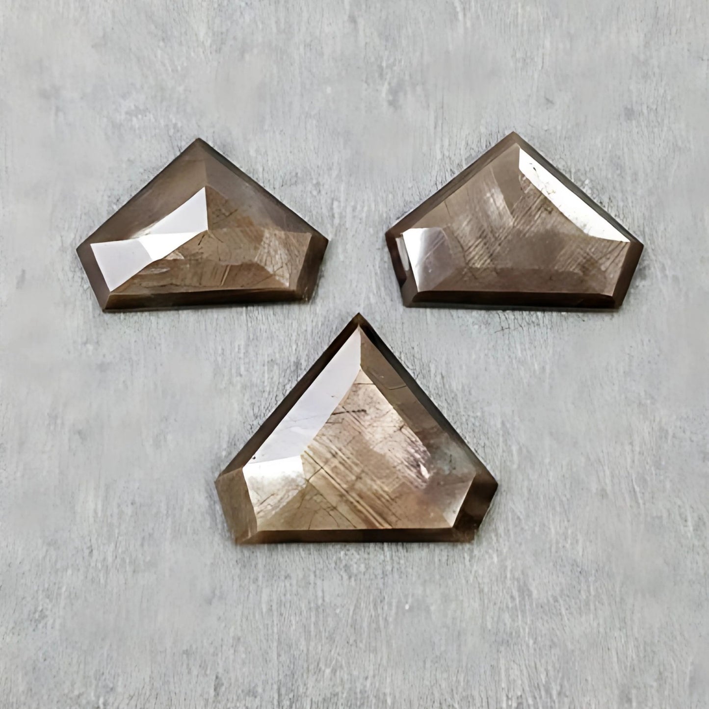 チョコレートサファイア トライアングルステップカット